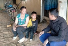 Giáo viên Trường dân tộc bán trú tiểu học Leng Su Sìn vận động học sinh trở lại trường.