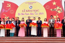 Đồng chí Lò Văn Tiến, Phó Chủ tịch Ủy ban nhân dân tỉnh Điện Biên cùng lãnh đạo Hội Nhà báo, các sở, ngành tỉnh Điện Biên cắt băng khai mạc Hội Báo Xuân Điện Biên 2024.