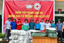 Lãnh đạo Công ty Cổ phần Cao-su Điện Biên trao hỗ trợ người dân, công nhân bị thiệt hại do lũ quét ở Mường Pồn.
