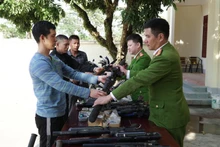 Người dân trên địa bàn tỉnh Điện Biên tự nguyện giao nộp vũ khí cho Công an.