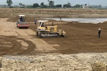 Đơn vị thi công đang nỗ lực đẩy nhanh tiến độ đường cất hạ cánh, đường lăn sân đỗ máy bay dự án Nâng cấp Cảng Hàng không Điện Biên.