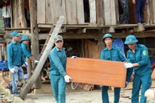 Dân quân và nhân dân xã Thanh Hưng, huyện Điện Biên hỗ trợ người dân di chuyển tài sản khỏi vùng nguy hiểm. (Ảnh: Trần Nhâm)