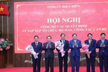 Đồng chí Đặng Xuân Vịnh (thứ hai từ phải sang) là người đã tự nguyện nghỉ hưu trước tuổi theo Nghị định 178/2024/NĐ-CP nhưng đang còn vướng mắc trong áp dụng chế độ giữa các nghị định.