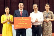 Đồng chí Nguyễn Kim Sơn, Ủy viên Trung ương Đảng, Bộ trưởng Giáo dục và Đào tạo trao quà tặng thầy, trò Trường Phổ thông Dân tộc nội trú tỉnh.