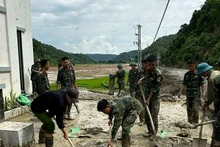 Chiến sĩ Bộ Chỉ huy quân sự tỉnh Điện Biên giúp nhân dân vùng lũ quét Mường Pồn, huyện Điện Biên khắc phục hậu quả thiên tai.