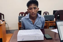 Vàng A Dia cùng tang vật khi bị bắt giữ.