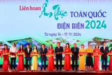 Đại biểu là lãnh đạo Bộ Văn hóa, Thể thao và Du lịch cùng đại diện lãnh đạo tỉnh Điện Biên cắt băng khai mạc Liên hoan Ẩm thực toàn quốc. 