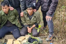 Hai đối tượng cùng số ma túy khi bị Bộ đội Biên phòng tỉnh Điện Biên bắt quả tang, vào chiều 5/1.