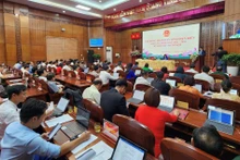 Đại biểu dự họp ấn nút thông qua các nghị quyết.