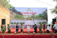 Các đồng chí lãnh đạo Tỉnh ủy , Ủy ban nhân dân, Ban Giám đốc Công an tỉnh Điện Biên cùng thân nhân gia đình liệt sĩ, nhân dân địa phương thực hiện nghi thức khởi công xây dựng khu tưởng niệm.