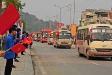 Đoàn viên thanh niên và nhân dân huyện Mường Ảng tỉnh Điện Biên hân hoan chào đón các lực lượng về Điện Biên tham gia diễu binh, diễu hành tại lễ Kỷ niệm 70 năm Chiến thắng Điện Biên Phủ.