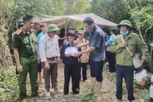 Ông Nguyễn Tiến Cường, Phó Chủ tịch Ủy ban nhân dân huyện Điện Biên, trao hỗ trợ gia đình nạn nhân Giàng Thị Dia ở điểm dân cư Huổi Ké.