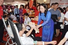Quyền Chủ tịch nước Võ Thị Ánh Xuân tặng hoa cảm ơn các cá nhân tình nguyện hiến máu hưởng ứng Tháng Nhân đạo cấp quốc gia năm 2024, được tổ chức tại Điện Biên.