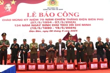 Ban Giám đốc Công an tỉnh Hà Nam trao quà tặng các chiến sĩ Điện Biên.