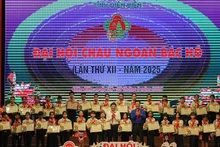 Đồng chí Mùa A Vảng, Chủ tịch Ủy ban Mặt trận Tổ quốc Việt Nam tỉnh Điện Biên cùng anh Đặng Thành Huy, Bí thư Tỉnh đoàn Điện Biên trao thưởng các đội viên xuất sắc.