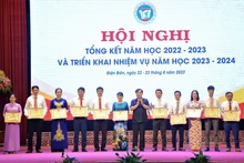 Đồng chí Vừ A Bằng, Phó Chủ tịch Ủy ban nhân dân tỉnh Điện Biên trao Bằng khen Ủy ban nhân dân tỉnh cho các cá nhân có thành tích xuất sắc trong năm học 2022-2023.