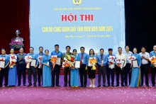 Đồng chí Tẩn Minh Long, Chủ tịch Liên đoàn Lao động tỉnh Điện Biên trao giải cho các đội thi.