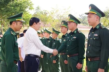 Đồng chí Trần Quốc Cường, Ủy viên Trung ương Đảng, Bí thư Tỉnh ủy Điện Biên ân cần thăm hỏi cán bộ, chiến sĩ Đồn Biên phòng Mường Nhé.