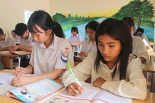 Học sinh Trường trung học cơ sở Thanh Nưa miệt mài ôn luyện để sẵn sàng tham dự kỳ thi vào lớp 10 năm học 2025-2026. (Ảnh: BÍCH HẠNH)