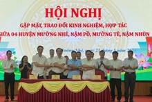 Đại diện lãnh đạo bốn huyện trao biên bản hợp tác trao đổi kinh nghiệm, hỗ trợ phát triển.