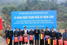 Phó Thủ tướng Chính phủ Bùi Thanh Sơn trao quà tặng các gia đình ở bản Nặm Cứm.