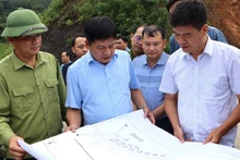 Đồng chí Lê Thành Đô (thứ hai từ trái sang), Chủ tịch UBND tỉnh Điện Biên kiểm tra thực địa các phương án bố trí đất ở, đất sản xuất cho người dân sau lũ quét Mường Pồn.