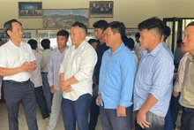 Đồng chí Bùi Minh Hải (đầu tiên bên trái), Bí thư Huyện ủy Mường Nhé trao đổi với các trưởng bản, bí thư chi bộ các bản, khu dân cư về dự hội nghị.