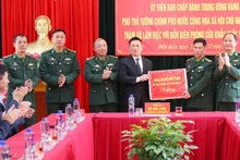 Phó Thủ tướng Chính phủ Hồ Đức Phớc, tặng quà cán bộ, chiến sĩ Đồn Biên phòng cửa khẩu Quốc tế Tây Trang.