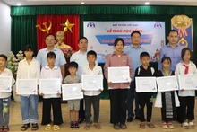 Đại diện lãnh đạo Quỹ Toyota Việt Nam và Ban An toàn giao thông tỉnh Điện Biên trao học bổng cho các em học sinh.