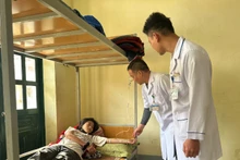 Bác sĩ Trung tâm Y tế huyện Điện Biên chăm sóc học sinh Trường Trung học cơ sở Mường Pồn bị mắc bệnh tả lỵ tại khu cách ly của trường.