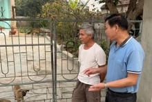 Cán bộ Trung tâm dịch vụ nông nghiệp huyện Điện Biên tuyên truyền, vận động người dân xã Thanh Yên thực hiện nghiêm các biện pháp phòng bệnh dại cho vật nuôi.