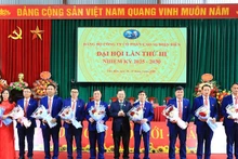 Đồng chí Huỳnh Kim Nhựt, Phó Tổng giám đốc, Chủ tịch Công đoàn cao-su Việt Nam tặng hoa chúc mừng các đồng chí được tín nhiệm bầu Ban Chấp hành Đảng bộ Công ty cổ phần cao-su Điện Biên, nhiệm kỳ 2025-2030. (Ảnh: TRUNG KIÊN)