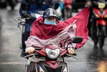 [Ảnh] Hà Nội 12 độ C, người dân chật vật đi làm trong mưa lạnh