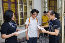 [Ảnh] Học sinh Hà Nội làm thủ tục dự thi tuyển sinh vào lớp 10