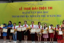 Ban Tổ chức trao giải cho các em học sinh đoạt giải cao tại cuộc thi.
