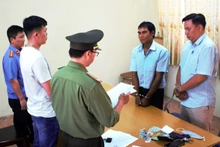Cơ quan An ninh điều tra, Công an tỉnh Đắk Lắk thi hành lệnh bắt đối tượng Y Krếch Byă (đối tượng bị còng tay đứng thứ 2 từ bên phải qua).