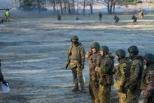 Binh sỹ Ukraine tham gia một buổi huấn luyện ở ngoại ô Kiev. (Ảnh: AFP/TTXVN)