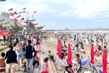 Thời tiết thuận lợi nên khách du lịch đổ về thành phố Vũng Tàu đông kỷ lục.