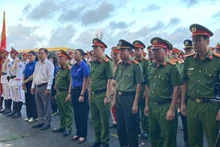 Cán bộ, chiến sĩ Công an tỉnh Bà Rịa-Vũng Tàu cùng các cơ quan chức năng dự lễ truy tặng Huân chương Bảo vệ Tổ quốc và Huy hiệu “Tuổi trẻ dũng cảm” cho Thượng sĩ Nguyễn Ngọc Minh Nhật, ngày 6/3/2025. (Ảnh VŨ TÂN)