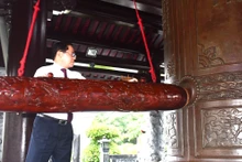 Bí thư Tỉnh ủy Phạm Viết Thanh nguyện chuông kính cáo và dâng hương khai lễ.