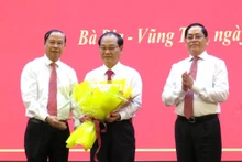 Đồng chí Mai Ngọc Thuận, Ủy viên Ban Thường vụ, Phó Chủ tịch Hội đồng nhân dân tỉnh nhận quyết định thôi tham gia công tác, chờ giải quyết chế độ nghỉ hưu theo quy định.