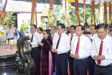 Tập thể Ban lãnh đạo Tỉnh ủy Bà Rịa-Vũng Tàu thắp hương tưởng niệm các anh hùng liệt sĩ, chiến sĩ cách mạng và đồng bào cả nước đã hy sinh tại Côn Đảo.