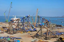 Chân đế điện gió ngoài khơi được sản xuất đồng loạt cho đối tác nước ngoài tại cảng PTSC thành phố Vũng Tàu.
