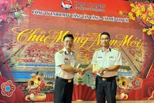 Lãnh đạo cảng Tân Cảng-Cái Mép-Thị Vải trao lì xì cho cán bộ, công nhân viên của cảng nhân dịp năm mới. (ảnh TN)