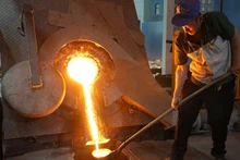 Công nhân làm việc tại nhà máy sản xuất đồng ở tỉnh Hà Bắc, Trung Quốc. (Ảnh: THX/TTXVN)