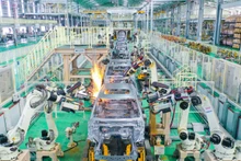 Dây chuyền hàn tự động bằng rô bốt tại Nhà máy Thaco Mazda, Khu công nghiệp Thaco Chu Lai (Quảng Nam)