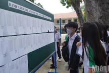 Sĩ tử Thành phố Hồ Chí Minh làm thủ tục thi tốt nghiệp trung học phổ thông năm 2024. Ảnh: THẾ ANH