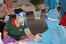 Tiêm vaccine phòng ngừa Covid-19. Ảnh: Báo Nhân Dân
