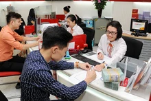 Khách hàng giao dịch tại Ngân hàng HDBank (Hà Nội). (Ảnh AN AN)