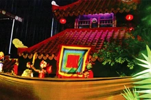 Cảnh trong vở rối nước "Anh hùng Nguyễn Trung Trực" của nhà hát Nghệ thuật Phương Nam.